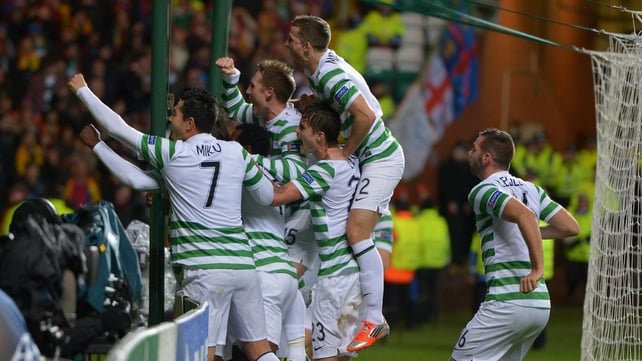 Селтик радуется победе вместе с фанатами