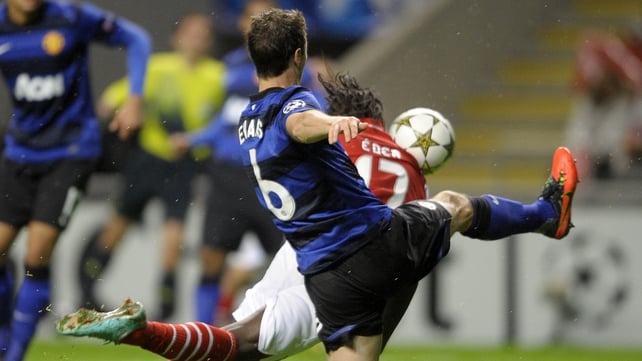Braga's Ederzito Lopes and Jonny Evans battle for possesion