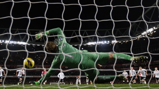 Fulham's Mark Schwarzer saves Mikel Arteta's penalty