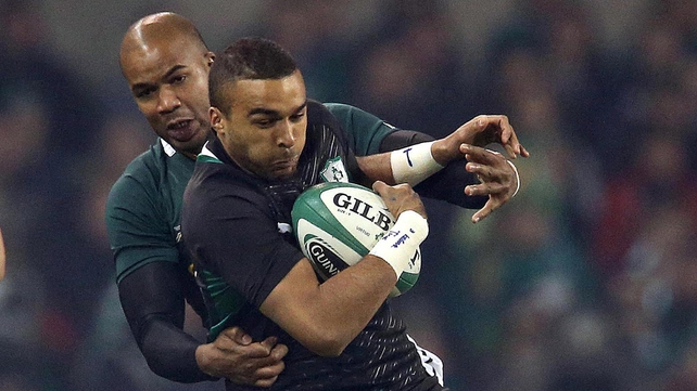 Simon Zebo tries to get away from JP Pietersen