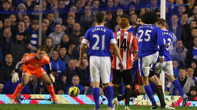 Marouane Fellaini (25) hits the equaliser for Everton