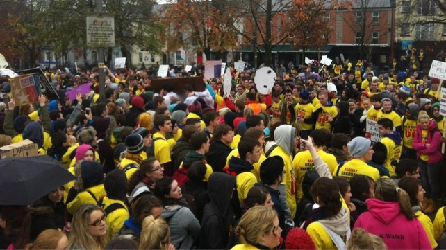Over 500 students left the square carrying a coffin Over 500 students left the square carrying a coffin