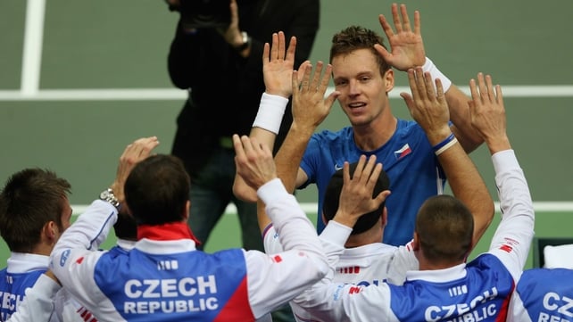 Tomas Berdych celebrates with team-mates after defeating Spain's Nicolas Almagro