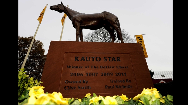 The statue of the recently retired Kauto Star was unveiled on Saturday morning