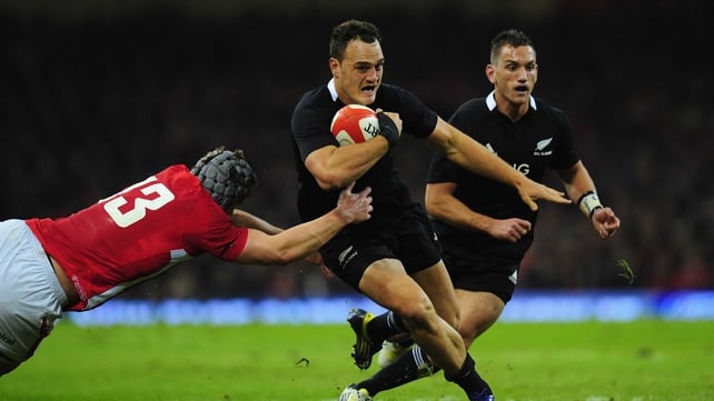 Israel Dagg avoids the attentions of Jonathan Davies