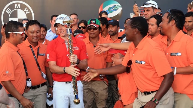 Rory McIlroy with the DP World Tour Championship Trophy and grounds crew and staff after his win yesterday