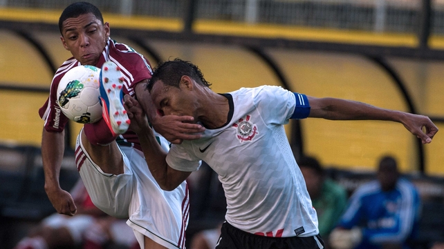 Wallace (left) vies for the ball with Corinthians's Liedson