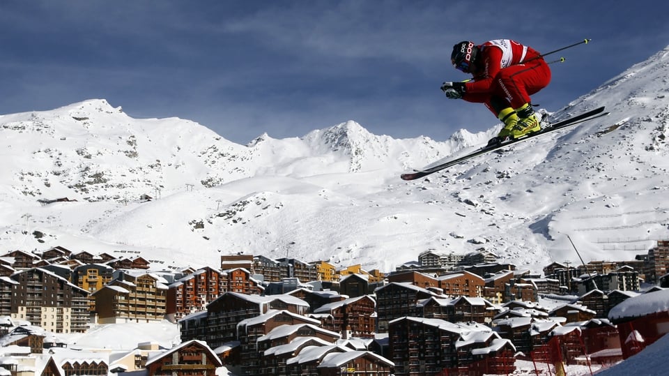 Armin Niederer of Switzerland gets a good aerial view of the French resort of Val Thorens en route to winning the FIS Freestyle Ski World Cup