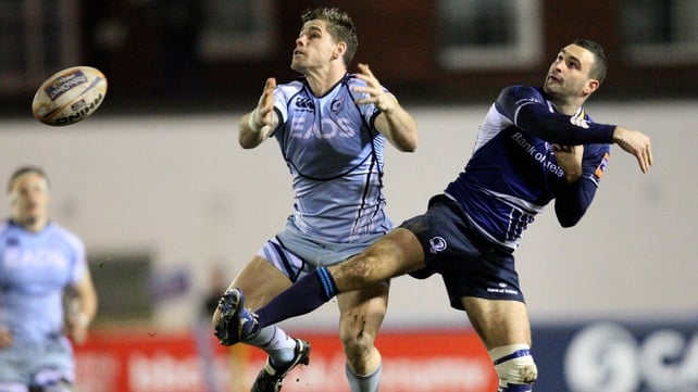 Gavin Evans and Dave Kearney fail with a high ball