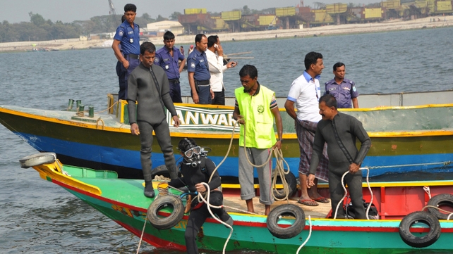 Scuba divers are looking for bodies Scuba divers are looking for bodies