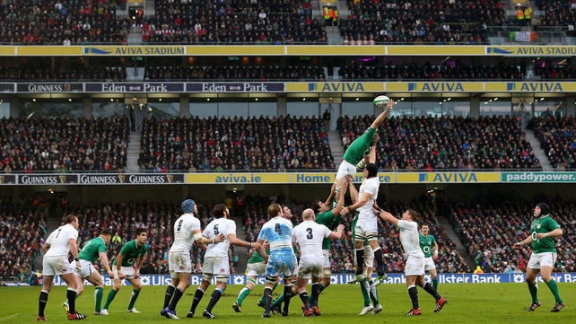 Donnacha Ryan wins a lineout ball