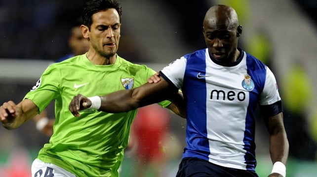 Porto's French defender Eliaquim Mangala (R) vies with Malaga's Paraguayan forward Roque Santa Cruz