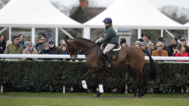 Kauto Star and Laura Collett treat race-goers to a demonstration of the dual Gold Cup winner's dressage skills