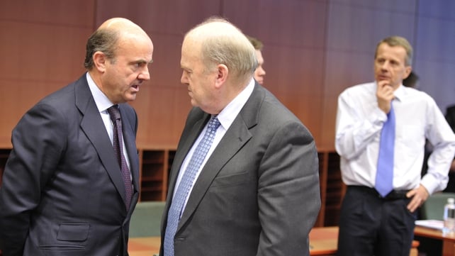 Finance Minister Michael Noonan (centre) with Spanish Finance Minister Luis De Guindos (left) before the talks last night Finance Minister Michael Noonan (centre) with Spanish Finance Minister Luis De Guindos (left) before the talks last night