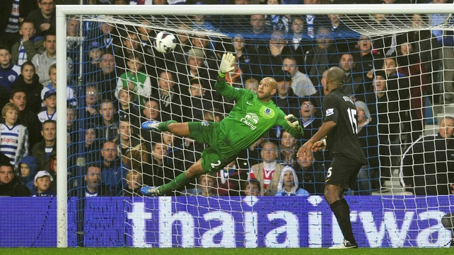 David Moyes: "He (Tim Howard) has two fractures, but they are not bones that are supporting anything."