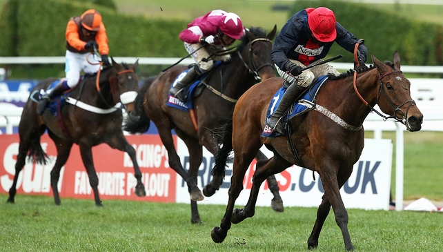 Bobs Worth outstayed Sir Des Champs to win the Cheltenham Gold Cup