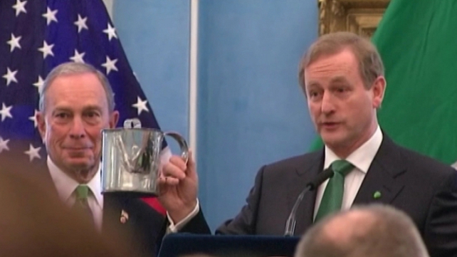 Enda Kenny meets Michael Bloomberg in New York and presents an 'emigrant's teapot'