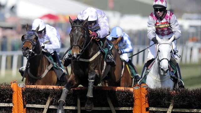 Paul Carberry and Solwhit (centre) hit the front at the final flight. He ran on to beat Holywell (l) and Smad Place (r)