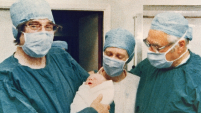 Prof Robert Edwards (L) holding the world's first test tube baby, Louise Joy Brown Prof Robert Edwards (L) holding the world's first test tube baby, Louise Joy Brown