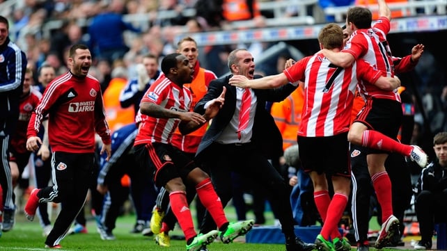 Paul di Canio celebrates with his team after Sunderland's third goal