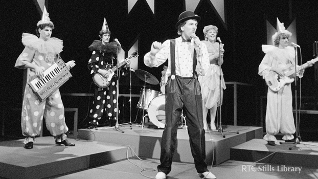 Who is this unidentified pop band in clown costumes on 'The SBB Show' in 1983?