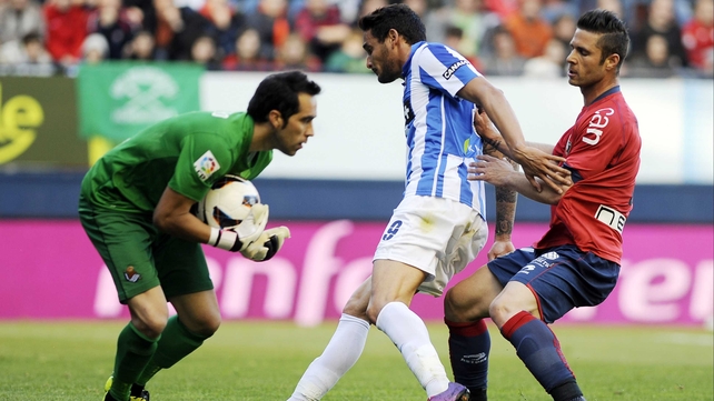 Sociedad 'keeper Claudio Bravo safely collects