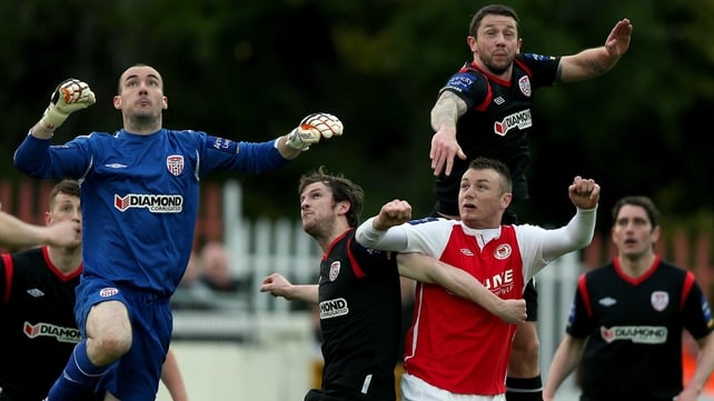 St Patrick's Athletic's Kenny Browne attempts to breach a thronged Derry defence