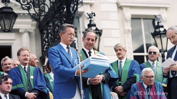 Lord Mayor of Dublin Ben Brisocoe, but who is the man in the blue jacket?
