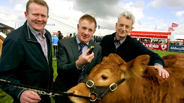 Albert Moylan (l) and Mike Quinlan (r) of Moominder, winners
of JFC innovation awards for rural business, with JFC's John Concanno Albert Moylan (l) and Mike Quinlan (r) of Moominder, winners
of JFC innovation awards for rural business, with JFC's John Concanno