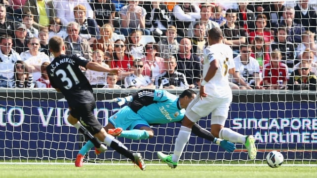 Alexander Kacaniklic (L) of Fulham slots the ball home to give Fulham a 22nd-minute goal