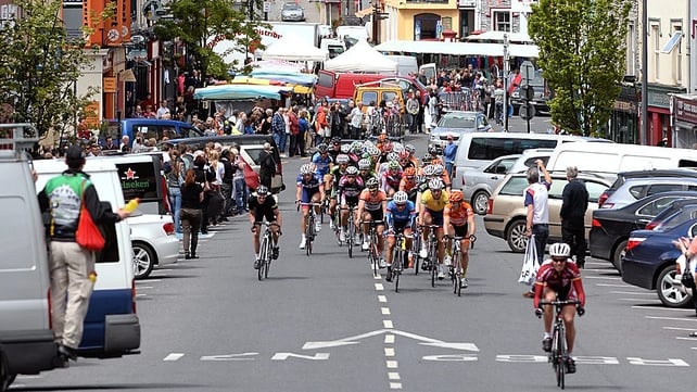 The peloton makes it's way through Kenmare on the way to Glengarriff