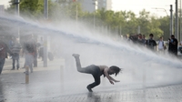 Protesters hurt in clashes with Istanbul police Protesters hurt in clashes with Istanbul police