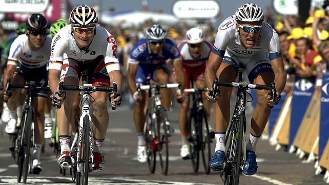 Marcel Kittel (r) got the better of Andre Greipel to win an eventful stage