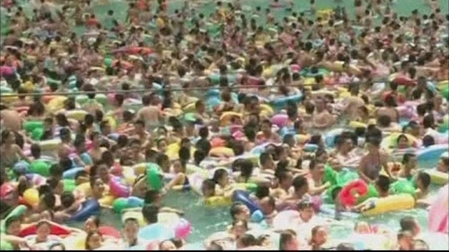Thousands of people crowd into a swimming pool in Daying County Thousands of people crowd into a swimming pool in Daying County