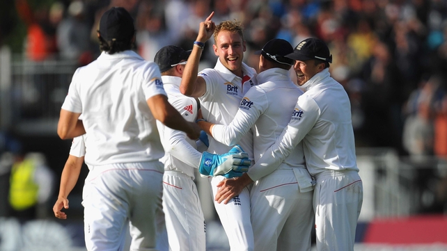 Stuart Broad celebrates with team mates after dismissing Brad Haddin during day four