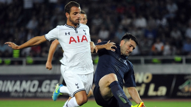 Givi Kvaratskhelia of FC Dinamo Tbilisi (R) vies for posession with new Spurs signing Roberto Soldado