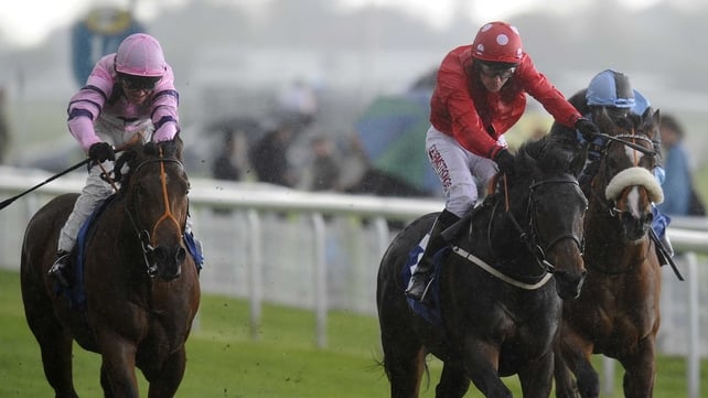 Parbold (red) drops back in trip for the Gimcrack