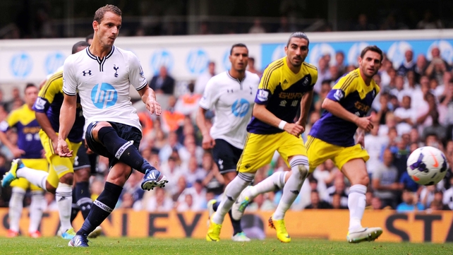 Roberto Soldado scores from the spot