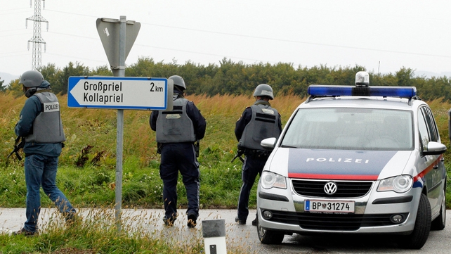Farmhouse near Melk is surrounded by special forces Farmhouse near Melk is surrounded by special forces