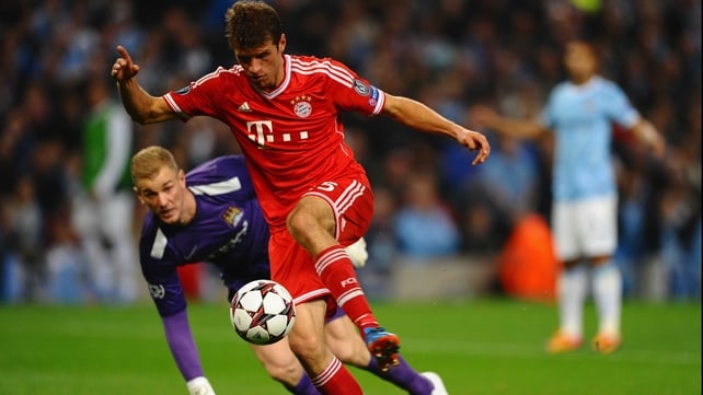 Thomas Muller rounds Joe Hart