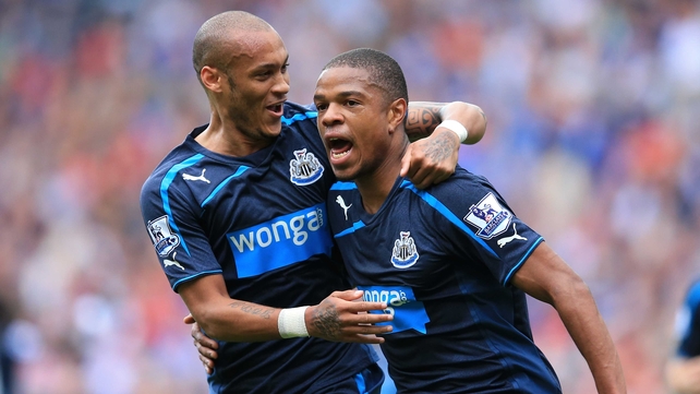 Newcastle's Loic Remy (r) celebrates scoring his second goal with team-mate Yoan Gouffran
