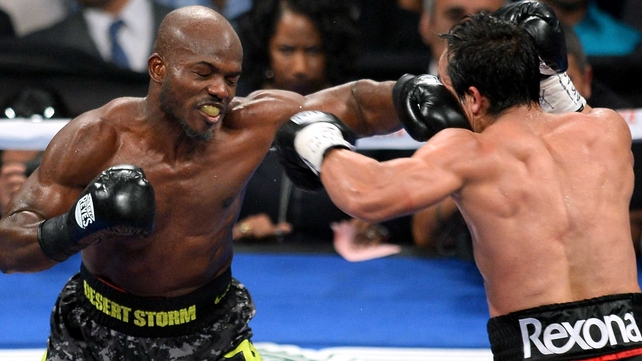 Timothy Bradley (l) won the bout on a split decision