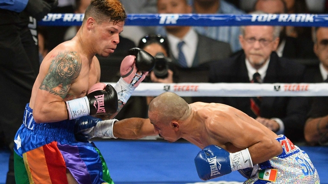 Orlando Cruz (l) failed in his attempt to become the first openly gay world champion