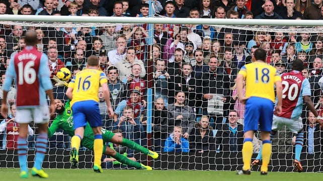 Everton goalkeeper Tim Howard saves a penalty from Aston Villa's Christian Benteke (r)