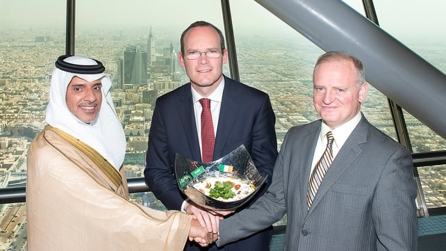 Al Wazeen chairman Saeed M Bajuwaiber, with Minister Simon Coveney and Irish Dairy Board CEO Kevin Lane in the
Kingdom Tower in Riyadh Al Wazeen chairman Saeed M Bajuwaiber, with Minister Simon Coveney and Irish Dairy Board CEO Kevin Lane in the
Kingdom Tower in Riyadh