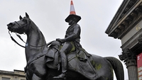 'Santa' arrested for climbing statue in Glasgow 'Santa' arrested for climbing statue in Glasgow