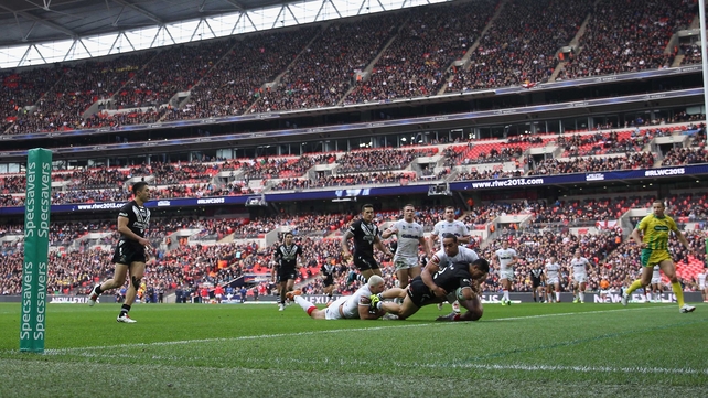 Roger Tuivasa-Scheck of New Zealand forces his way past the challenge of Ryan Hall and Leroy Cudjoe of England