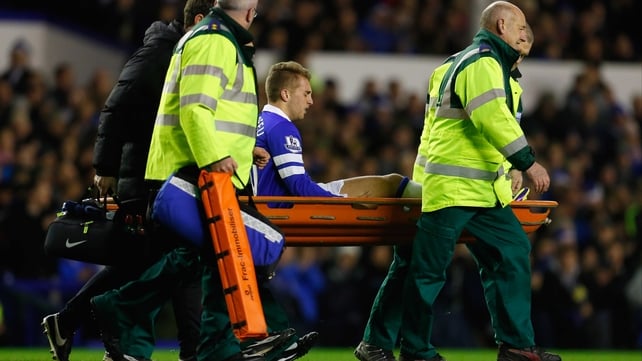 Gerard Deulofeu leaves the field injured against Fulham