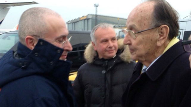 Former German Foreign Minister Hans-Dietrich Genscher (R) shakes hands Mikhail Khodorkovsky (L) after his arrival in Berlin Former German Foreign Minister Hans-Dietrich Genscher (R) shakes hands Mikhail Khodorkovsky (L) after his arrival in Berlin