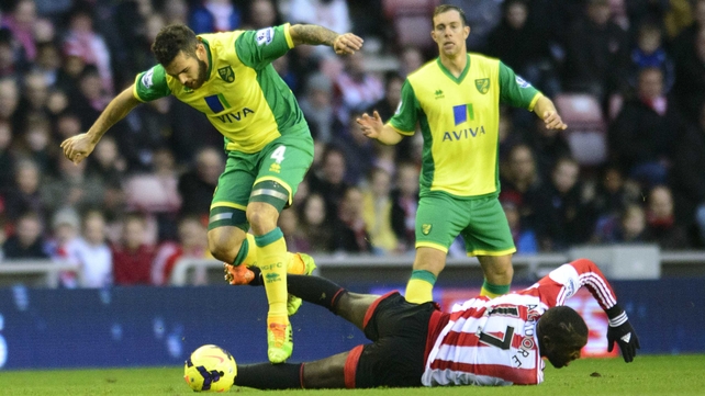Norwich City's Bradley Johnson (left) and Sunderland's Jozy Altidore (ground) battle for the ball